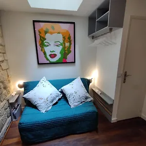 Apartment Romantic Tiny House Inside Montmartre